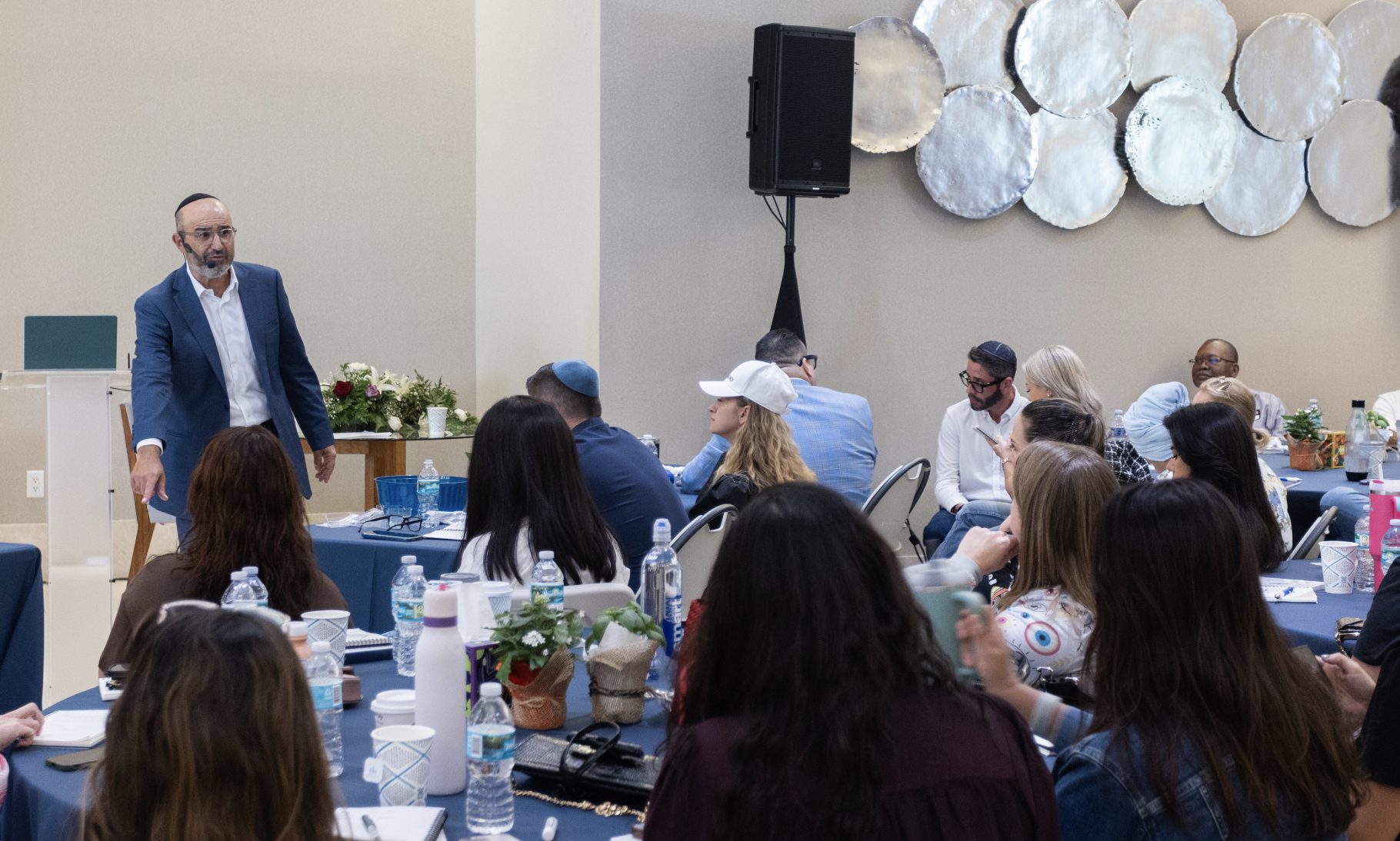 Eliyahu Jian teaching a full room of attendees