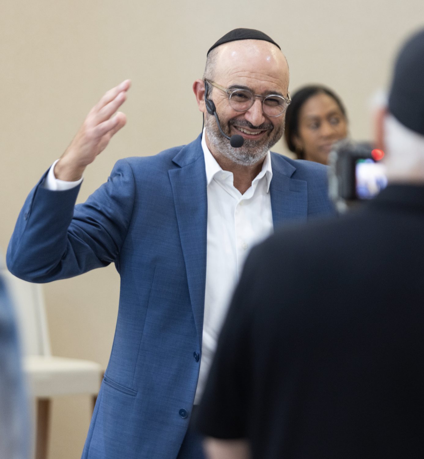 Eliyahu Jian speaking at a live seminar